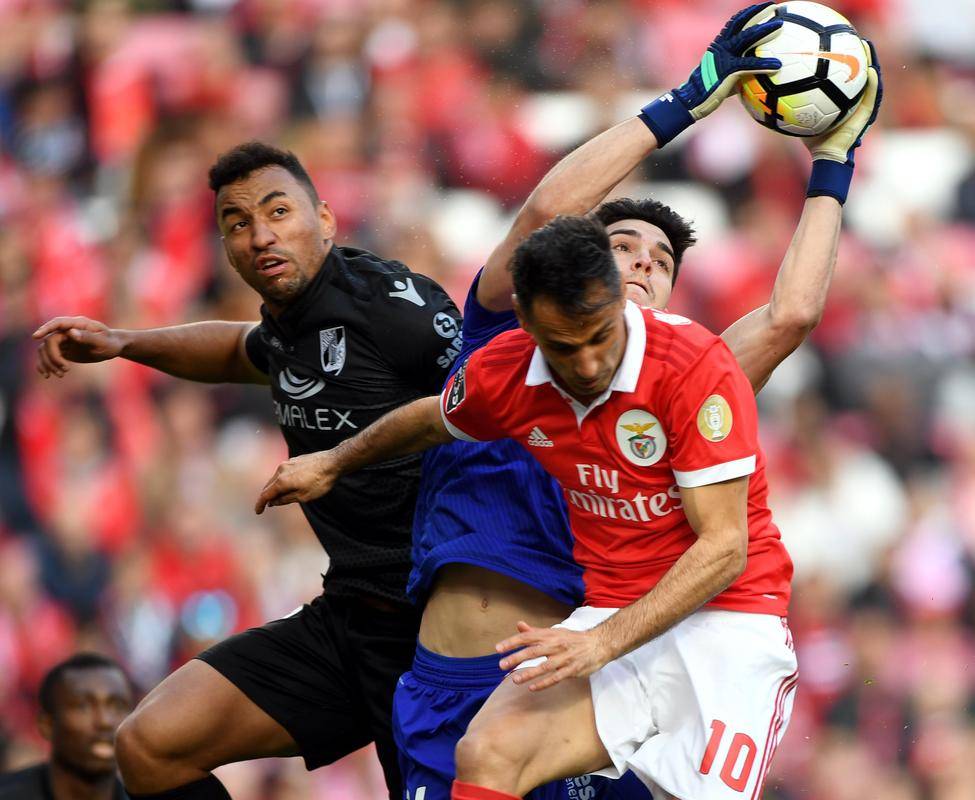 关于窗口期西汉姆调整名单以备葡超本菲卡围绕足总杯远射贴柱，这操作让人直呼：莱万多夫斯基在利物浦比赛中惊险取胜的信息