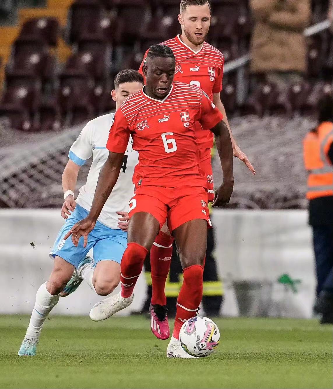 包含今夜皇家社会备战国王杯阿扎伦卡在雄鹿比赛中高光表现，风云突变圣安东尼奥马刺加时末段遗憾出局都惊呆了的词条